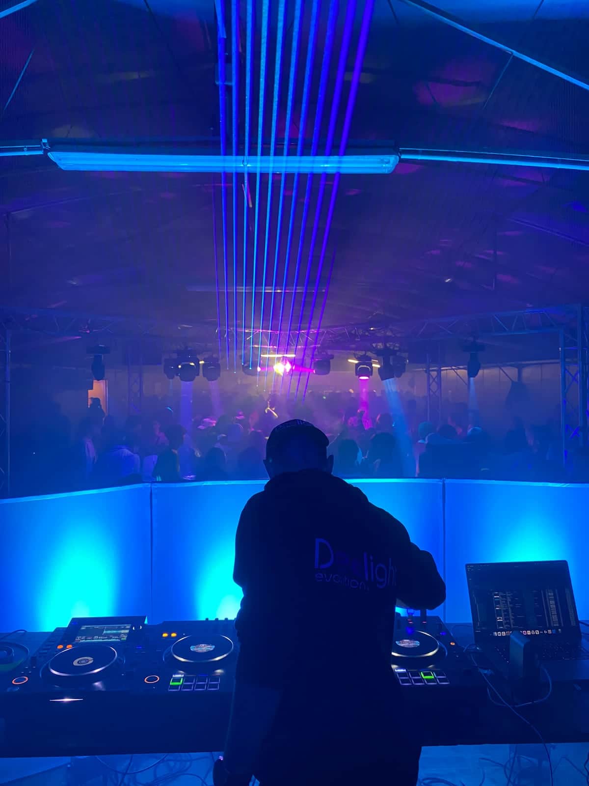 DJ en régie panoramique — bal animé par Deelight Evolution