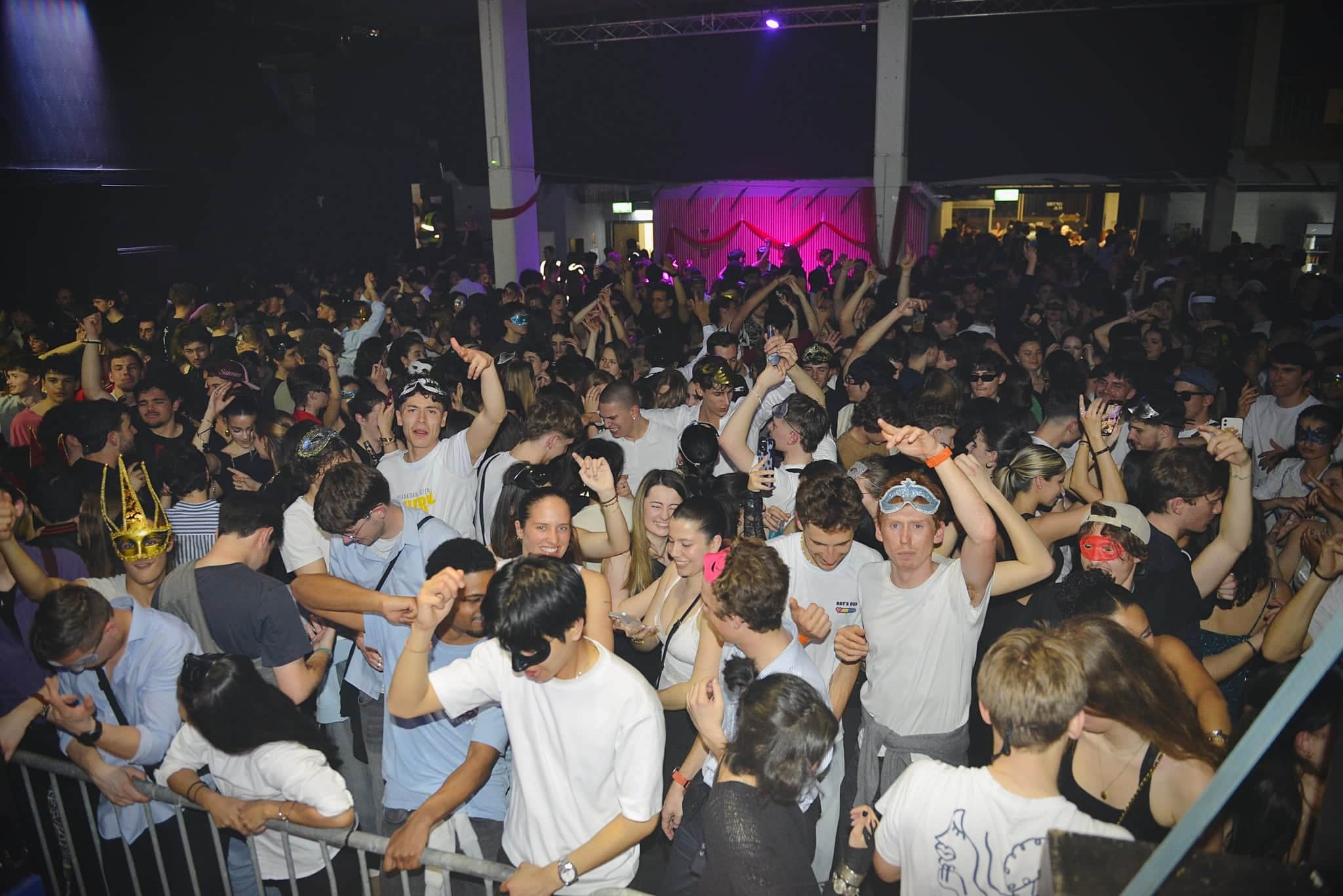 Moment de fête dans la fosse — soirée étudiante Deelight Evolution