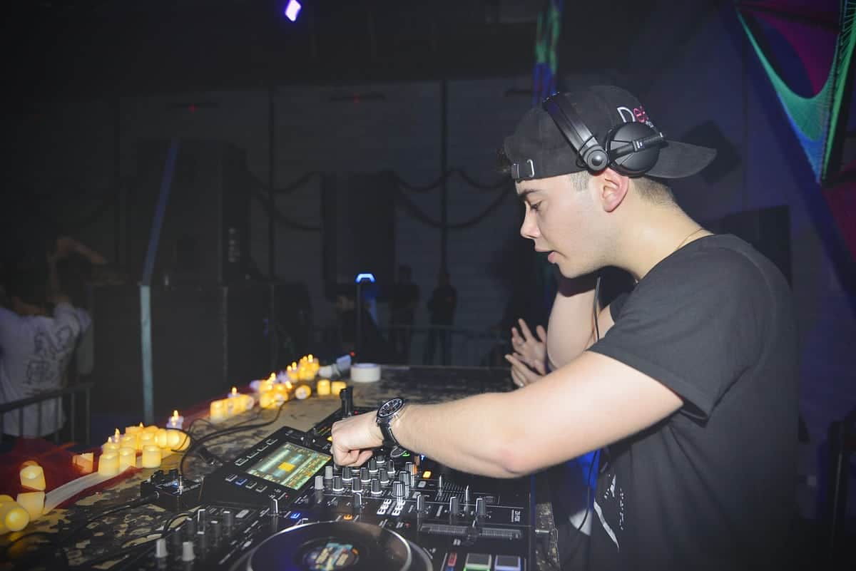 Le DJ face à la fosse — soirée étudiante Deelight Evolution
