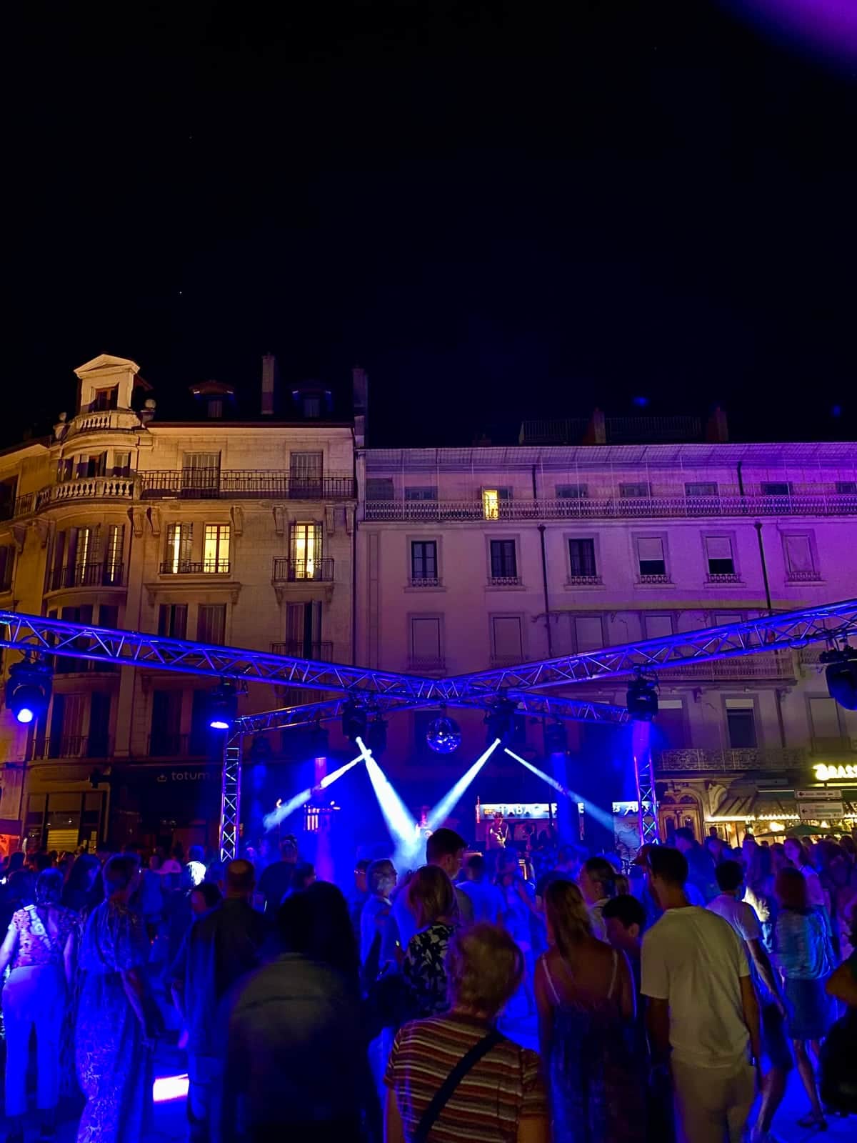 Place de village en fête — bal animé par DJ Deelight Evolution
