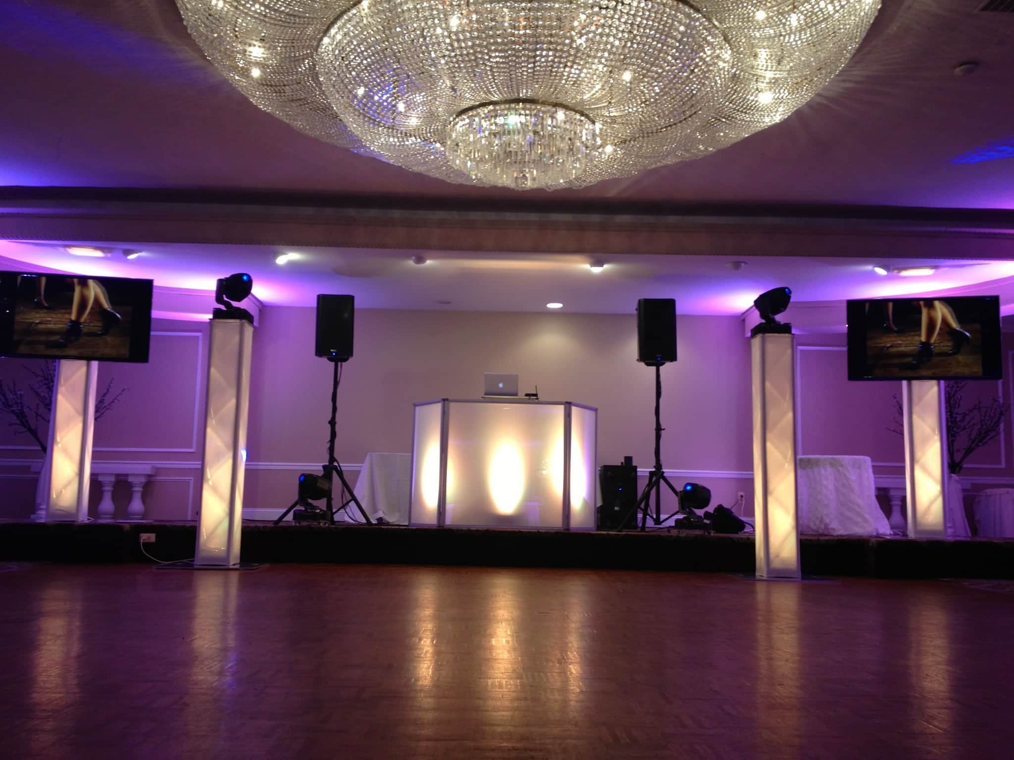 Salle de réception au lustre — vin d'honneur sonorisé par Deelight Evolution