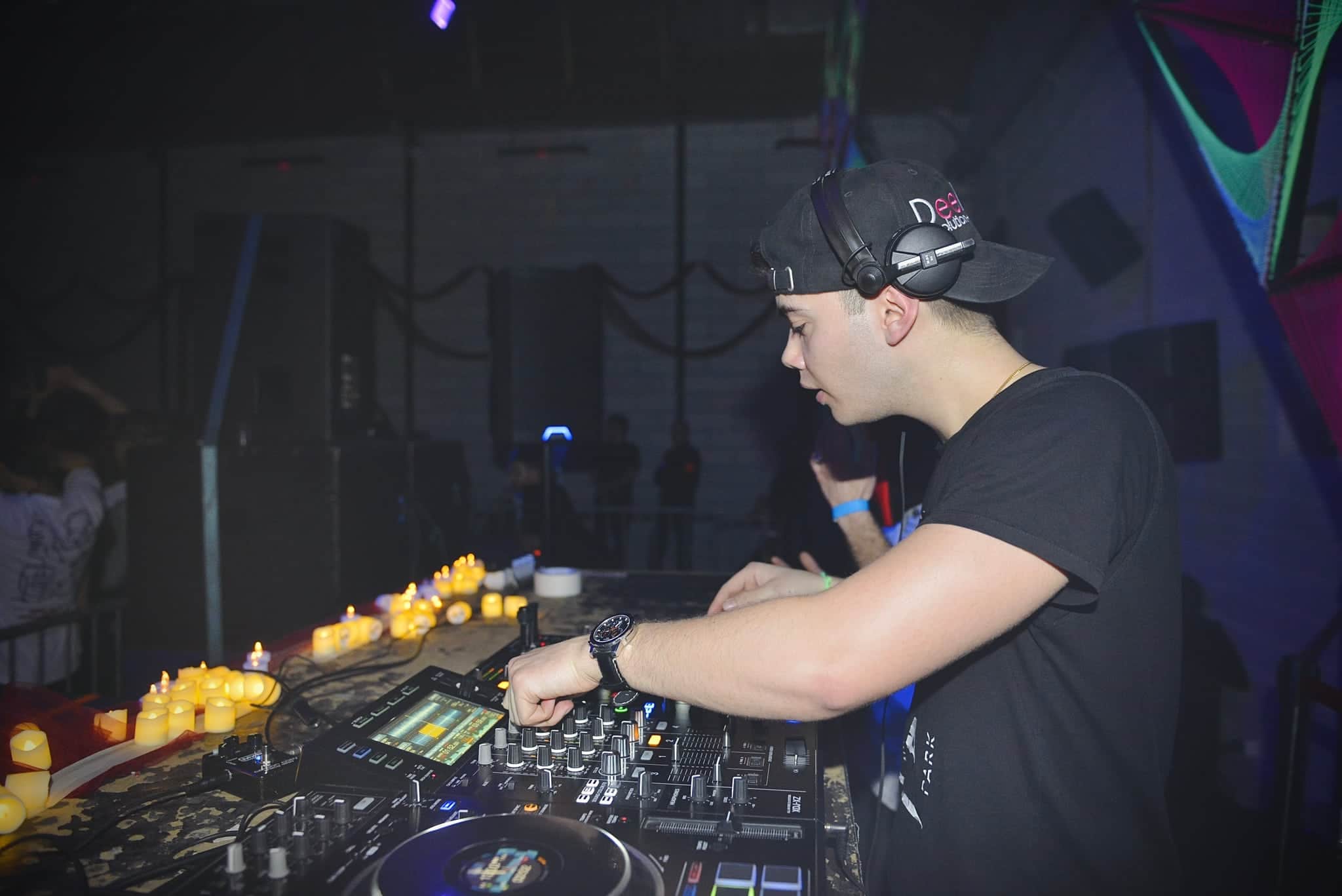 DJ aux platines — soirée étudiante animée par Deelight Evolution