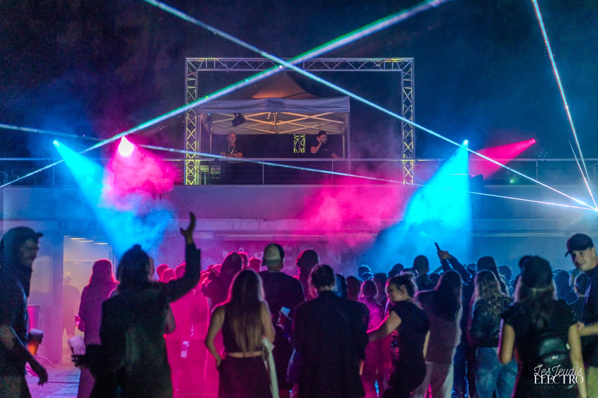 Foule et lasers en plein air — bal animé par DJ Deelight Evolution en Haute-Savoie